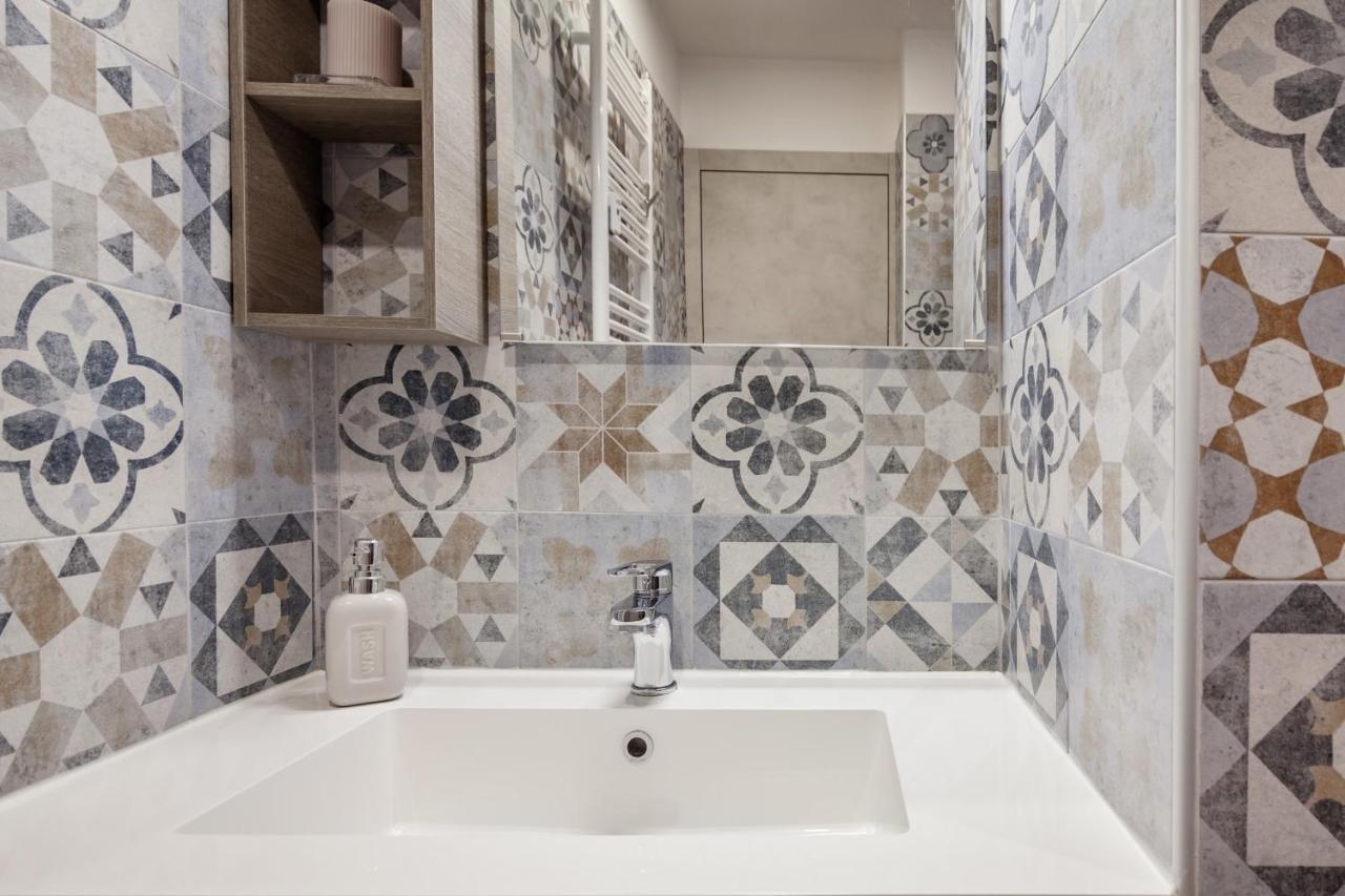 Open The Classic Wooden Shutters At A Cozy City Nest Firenze Eksteriør billede