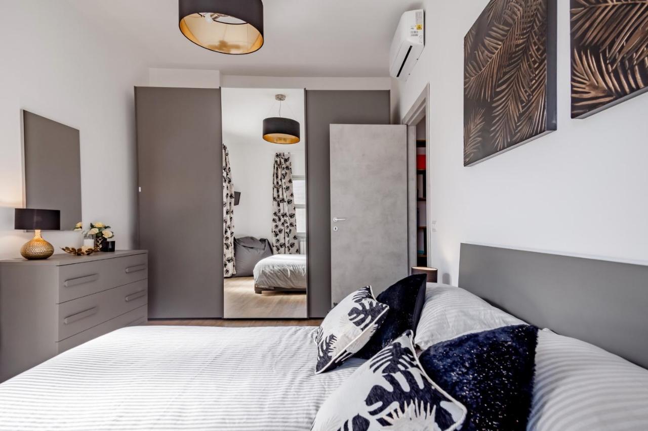 Open The Classic Wooden Shutters At A Cozy City Nest Firenze Eksteriør billede