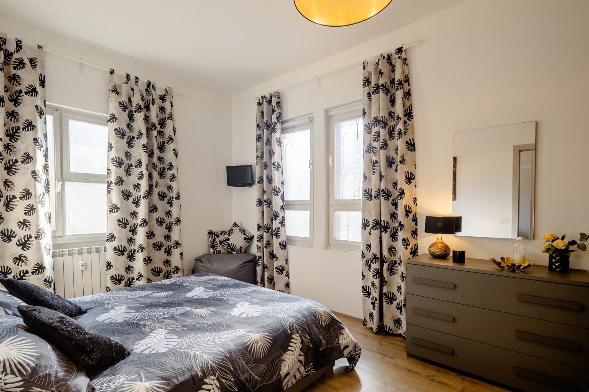 Open The Classic Wooden Shutters At A Cozy City Nest Firenze Eksteriør billede