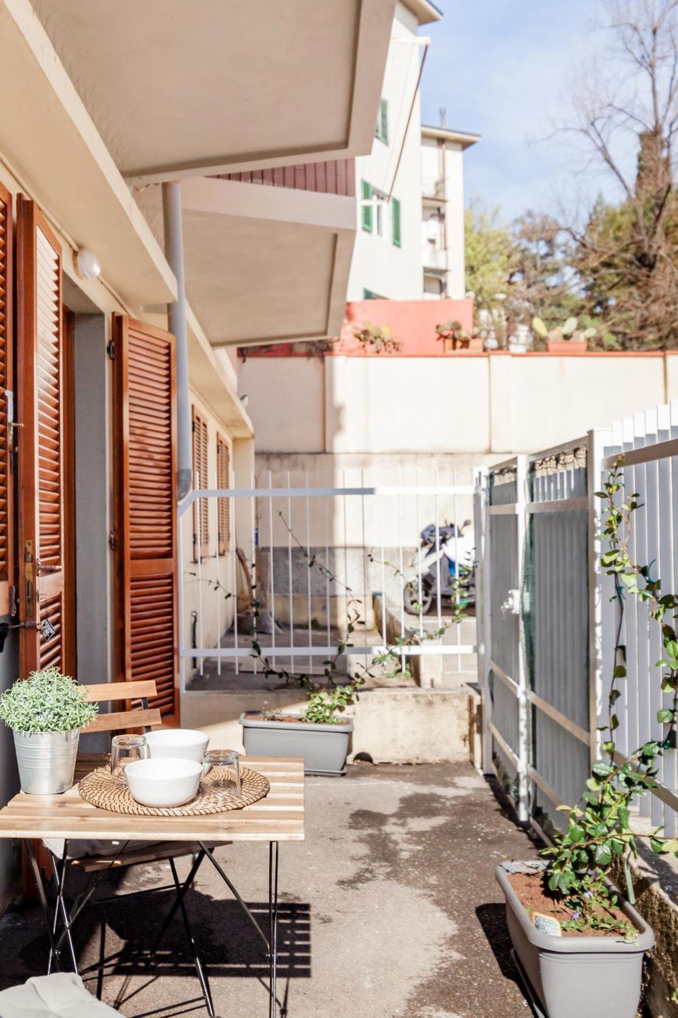 Open The Classic Wooden Shutters At A Cozy City Nest Firenze Eksteriør billede