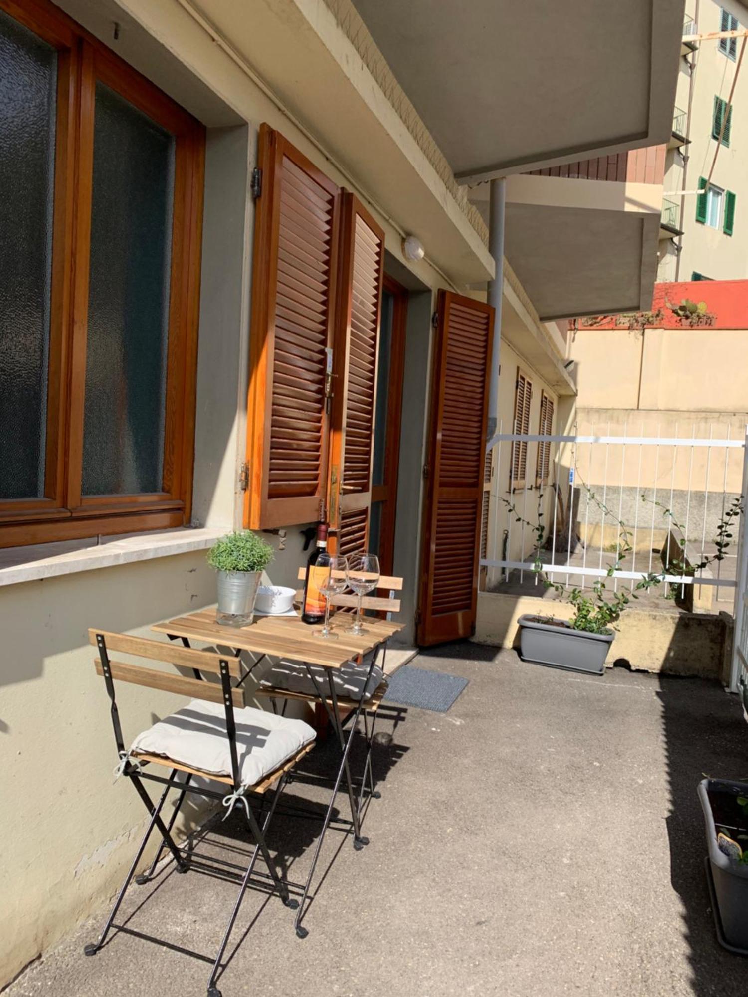 Open The Classic Wooden Shutters At A Cozy City Nest Firenze Eksteriør billede