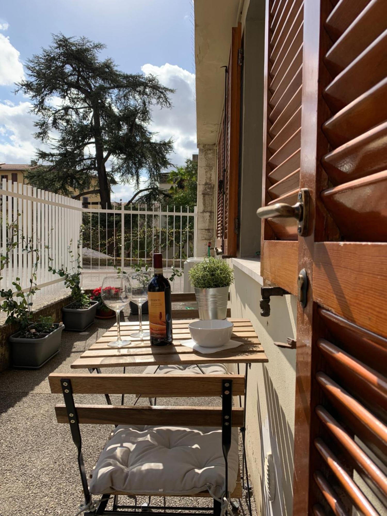 Open The Classic Wooden Shutters At A Cozy City Nest Firenze Eksteriør billede