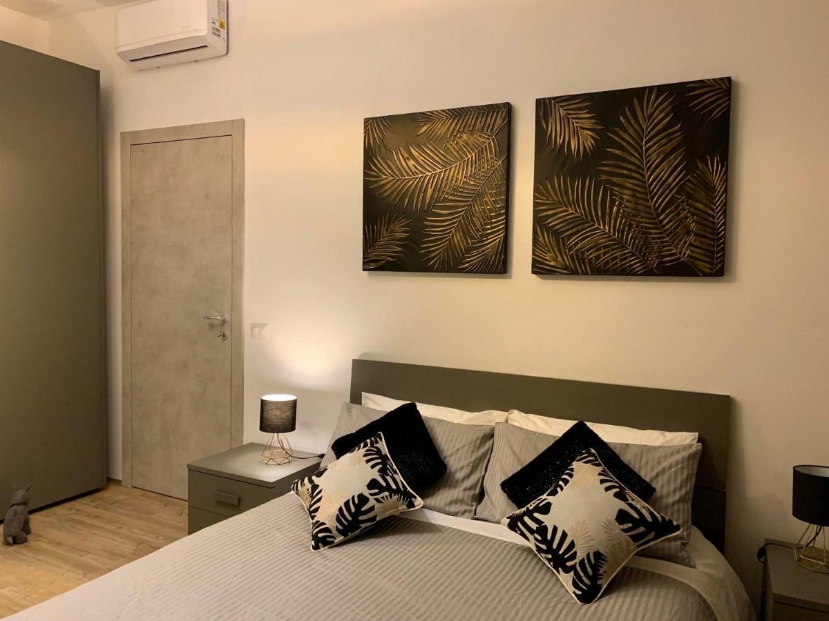 Open The Classic Wooden Shutters At A Cozy City Nest Firenze Eksteriør billede