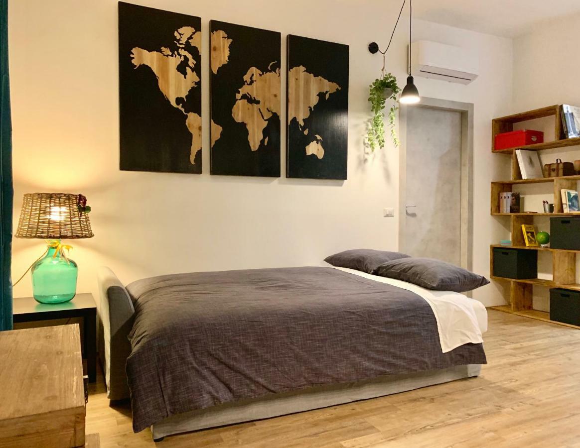 Open The Classic Wooden Shutters At A Cozy City Nest Firenze Eksteriør billede