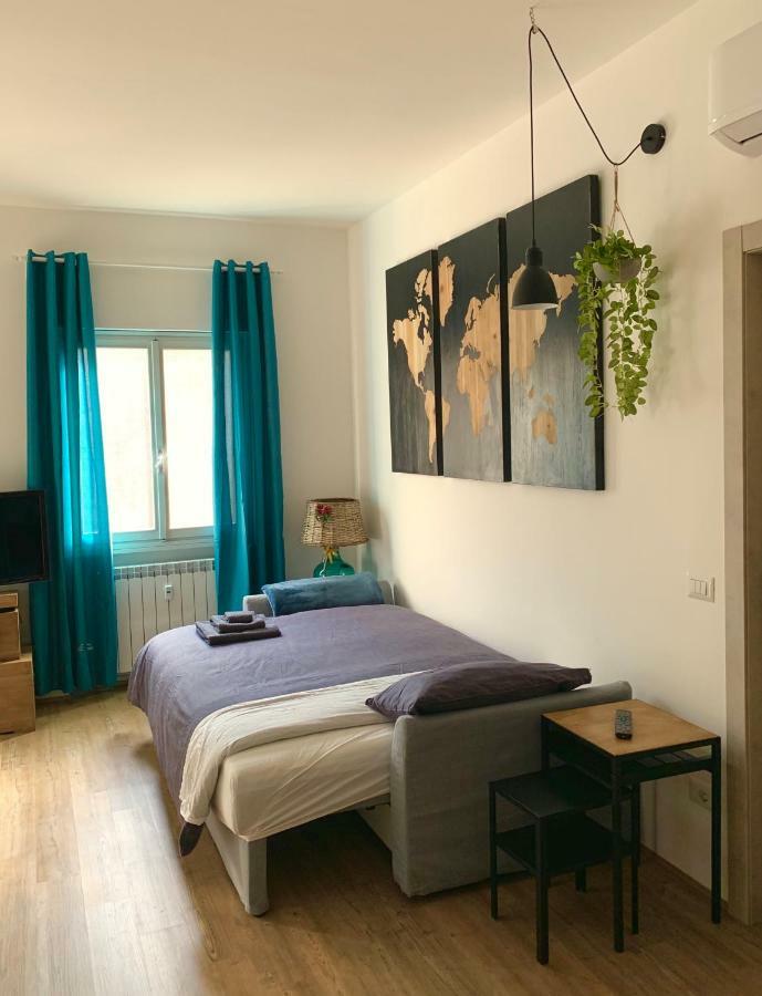 Open The Classic Wooden Shutters At A Cozy City Nest Firenze Eksteriør billede