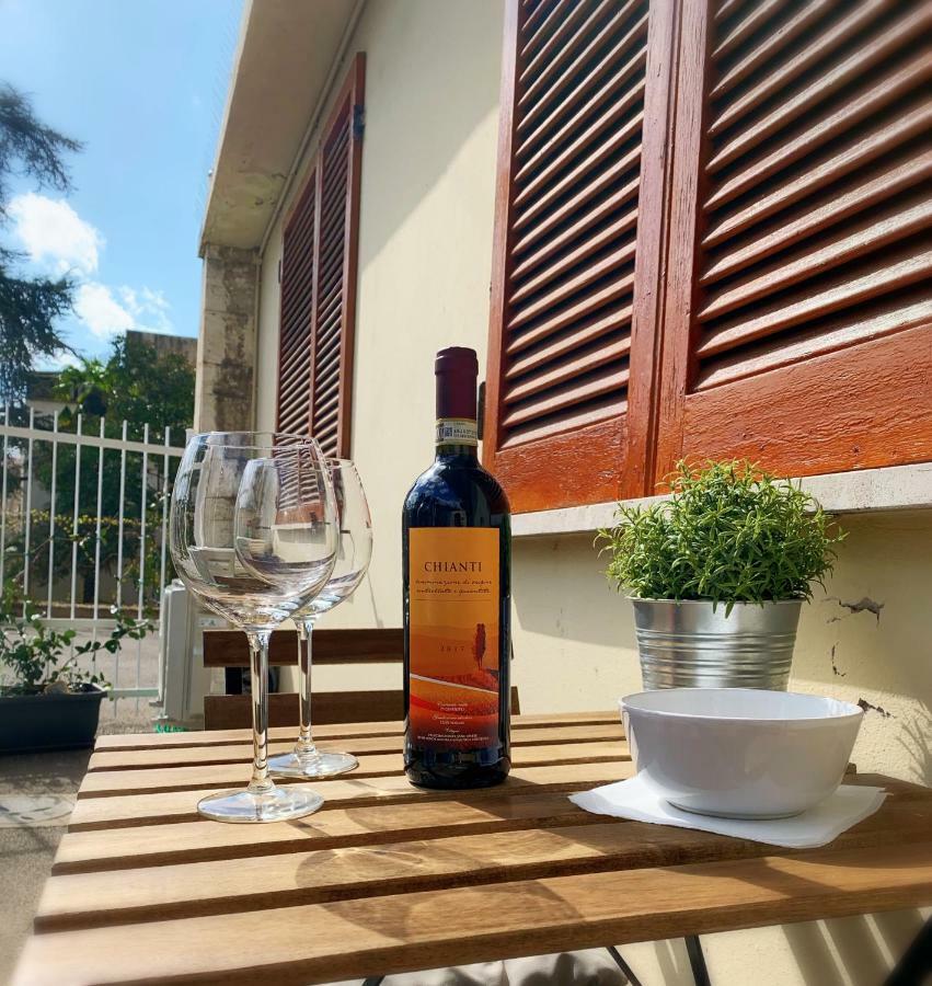 Open The Classic Wooden Shutters At A Cozy City Nest Firenze Eksteriør billede