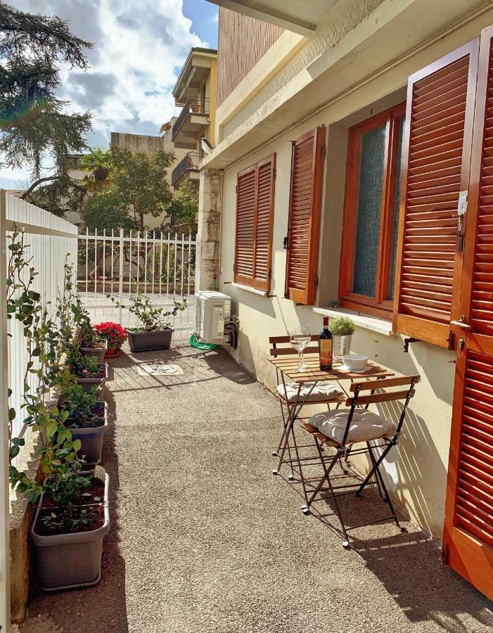 Open The Classic Wooden Shutters At A Cozy City Nest Firenze Eksteriør billede